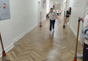 Uczeń wykonuje bieg wahadłowy