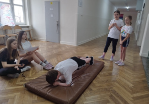 Uczeń wykonuje plank