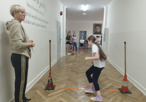 Uczennica wykonuje bieg wahadłowy