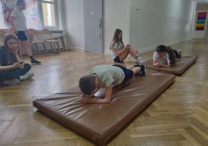 Uczniowie wykonują plank