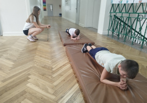 Uczniowie wykonują plank