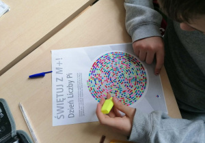 Uczeń kolorujący spiralę liczby PI