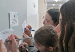 Uczniowie rozwiązujący zadania Escape room liczby PI