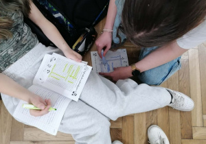 Uczniowie znajdują ukryte w wykreślance pojęcia matematyczne.