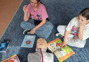 Uczniowie klasy 3b podczas zajęć