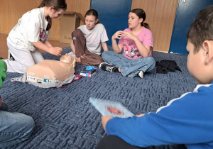 Uczniowie klasy 3b podczas zajęć