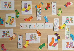 Dzień Kolorowej Skarpety u Smerfów