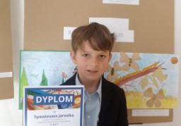 Chłopiec prezentuje dyplom za zajęcie pierwszego miejsca