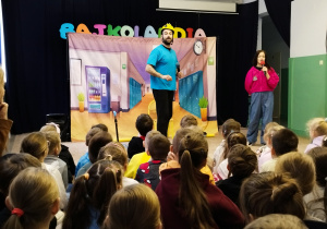 Bajkoludki oglądają przedstawienie.