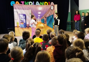 Bajkoludki oglądają przedstawienie.