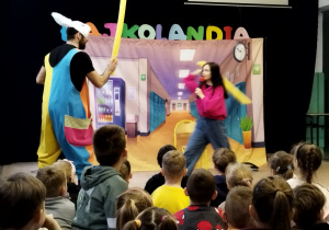 Bajkoludki oglądają przedstawienie.