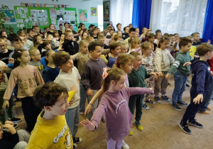 Bajkoludki oglądają przedstawienie.