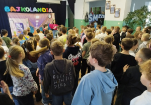 Bajkoludki oglądają przedstawienie.