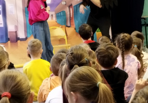 Bajkoludki oglądają przedstawienie.