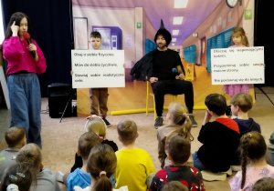 Bajkoludki oglądają przedstawienie.