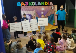 Bajkoludki oglądają przedstawienie.