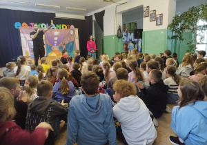 Bajkoludki oglądają przedstawienie.