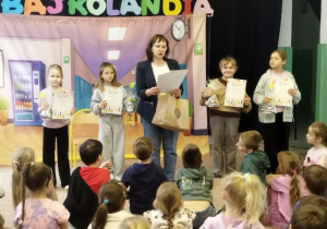 Pani dyrektor wręcza dyplomy i nagrody