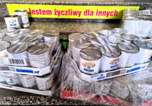 Karma w puszkach zakupiona ze zbiórki