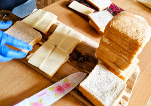 Uczniowie przygotowujący tosty z serem