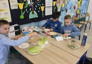 Uczniowie klasy 2 a podczas pracy.