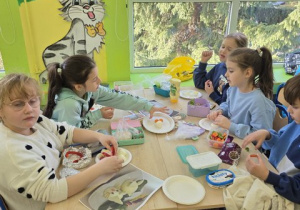 Uczniowie klasy 2 a podczas pracy.