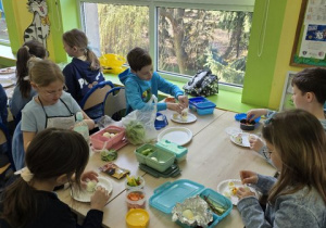 Uczniowie klasy 2 a podczas pracy.