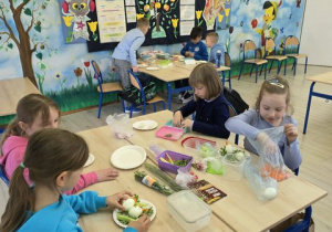 Uczniowie klasy 2 a podczas pracy.