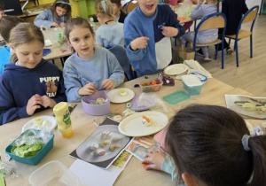 Uczniowie klasy 2 a podczas pracy.