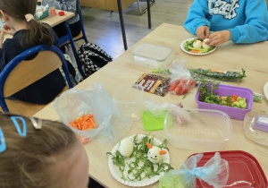 Uczniowie klasy 2 a podczas pracy.