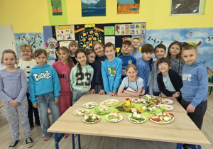 Uczniowie klasy 2 a prezentują wykonane prace