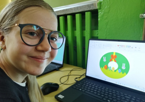 Uczennica prezentuje pracę wielkanocną