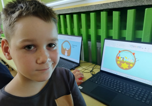 Uczeń prezentuje pracę wielkanocną