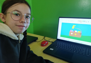 Uczennica prezentuje pracę wielkanocną