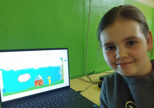 Uczennica prezentuje pracę wielkanocną