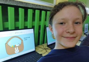 Uczennica prezentuje pracę wielkanocną