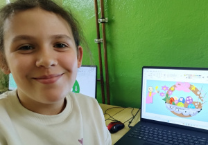 Uczennica prezentuje pracę wielkanocną