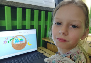 Uczennica prezentuje pracę wielkanocną