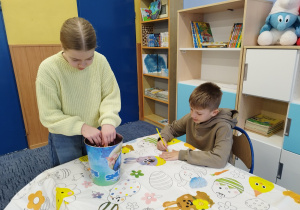 Uczniowie kolorują wielkanocny obrus