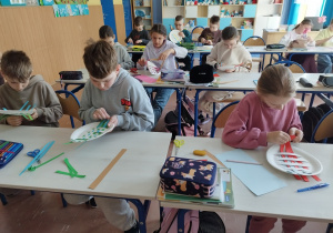 Dzieci wykonują koszyczki.