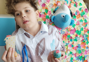 Uczeń prezentuje swoje prace.