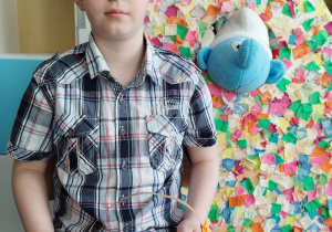 Uczeń prezentuje swoje prace.