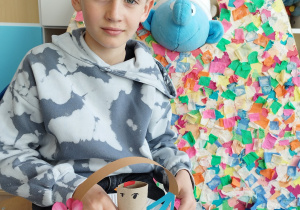 Uczeń prezentuje swoje prace.