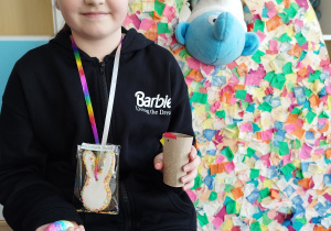 Uczennica prezentuje swoje prace.