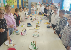 Uczniowie składają świąteczne życzenia.