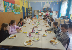 Uczniowie słuchają wyjaśnień pani prowadzącej zajęcia.