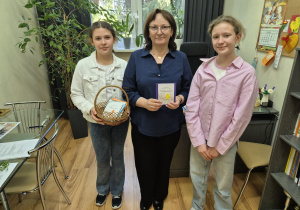 Bajkoludki składają życzenia pracownikom szkoły.