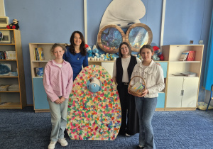 Bajkoludki składają życzenia pracownikom szkoły.