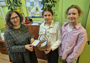 Bajkoludki składają życzenia pracownikom szkoły.