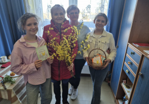 Bajkoludki składają życzenia pracownikom szkoły.